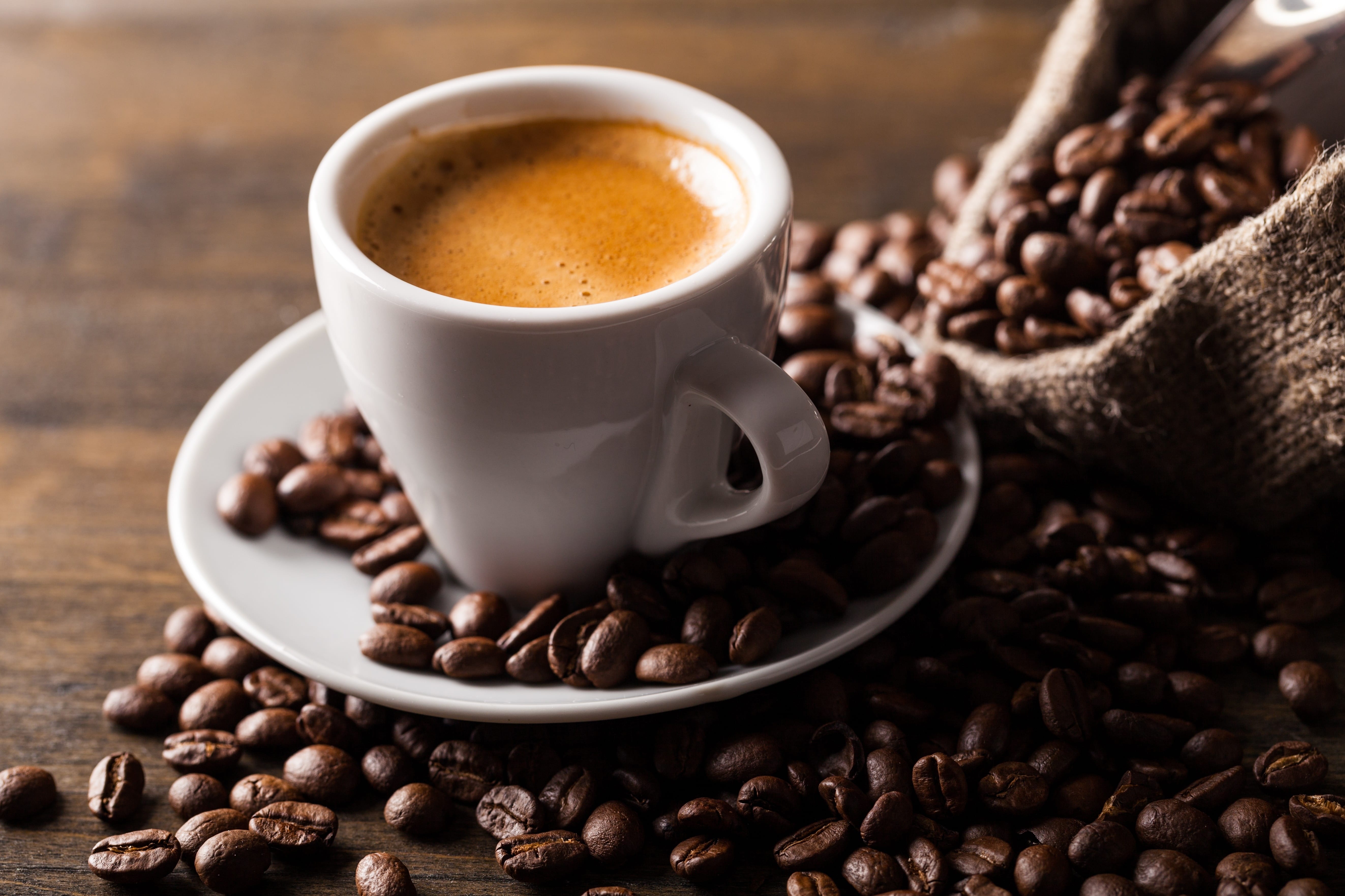 Tasse de café avec des grains